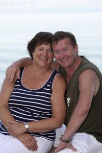 29-07-2007 SHOWBIZZ; JAN KEIZER MET FAMILIE OP VAKANTIE IN ITALIE. Na een zeer drukke periode van de vele afscheidsconcerten op diverse lokaties in Nederland en het afsluiten van de 40 jarige carriere van BZN was het tijd voor een vakantie van Jan Keizer samen met een aantal familieleden aan het prachtige Gardameer in Italie. Prive was er bij en genoot samen met de Keizers van de gezellige sfeer aan de rand van het Garda meer.
foto: Albert den Iseger.