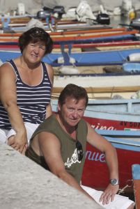 29-07-2007 SHOWBIZZ; JAN KEIZER MET FAMILIE OP VAKANTIE IN ITALIE. Na een zeer drukke periode van de vele afscheidsconcerten op diverse lokaties in Nederland en het afsluiten van de 40 jarige carriere van BZN was het tijd voor een vakantie van Jan Keizer samen met een aantal familieleden aan het prachtige Gardameer in Italie. Prive was er bij en genoot samen met de Keizers van de gezellige sfeer aan de rand van het Garda meer.
foto: Albert den Iseger.
