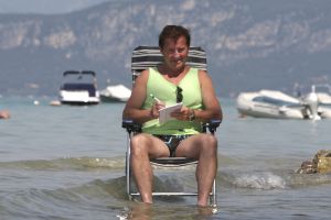 29-07-2007 SHOWBIZZ; JAN KEIZER MET FAMILIE OP VAKANTIE IN ITALIE. Na een zeer drukke periode van de vele afscheidsconcerten op diverse lokaties in Nederland en het afsluiten van de 40 jarige carriere van BZN was het tijd voor een vakantie van Jan Keizer samen met een aantal familieleden aan het prachtige Gardameer in Italie. Prive was er bij en genoot samen met de Keizers van de gezellige sfeer aan de rand van het Garda meer.
foto: Albert den Iseger.