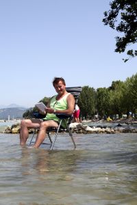29-07-2007 SHOWBIZZ; JAN KEIZER MET FAMILIE OP VAKANTIE IN ITALIE. Na een zeer drukke periode van de vele afscheidsconcerten op diverse lokaties in Nederland en het afsluiten van de 40 jarige carriere van BZN was het tijd voor een vakantie van Jan Keizer samen met een aantal familieleden aan het prachtige Gardameer in Italie. Prive was er bij en genoot samen met de Keizers van de gezellige sfeer aan de rand van het Garda meer.
foto: Albert den Iseger.