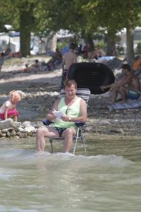 29-07-2007 SHOWBIZZ; JAN KEIZER MET FAMILIE OP VAKANTIE IN ITALIE. Na een zeer drukke periode van de vele afscheidsconcerten op diverse lokaties in Nederland en het afsluiten van de 40 jarige carriere van BZN was het tijd voor een vakantie van Jan Keizer samen met een aantal familieleden aan het prachtige Gardameer in Italie. Prive was er bij en genoot samen met de Keizers van de gezellige sfeer aan de rand van het Garda meer.
foto: Albert den Iseger.