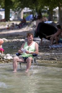 29-07-2007 SHOWBIZZ; JAN KEIZER MET FAMILIE OP VAKANTIE IN ITALIE. Na een zeer drukke periode van de vele afscheidsconcerten op diverse lokaties in Nederland en het afsluiten van de 40 jarige carriere van BZN was het tijd voor een vakantie van Jan Keizer samen met een aantal familieleden aan het prachtige Gardameer in Italie. Prive was er bij en genoot samen met de Keizers van de gezellige sfeer aan de rand van het Garda meer.
foto: Albert den Iseger.