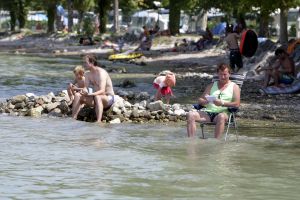 29-07-2007 SHOWBIZZ; JAN KEIZER MET FAMILIE OP VAKANTIE IN ITALIE. Na een zeer drukke periode van de vele afscheidsconcerten op diverse lokaties in Nederland en het afsluiten van de 40 jarige carriere van BZN was het tijd voor een vakantie van Jan Keizer samen met een aantal familieleden aan het prachtige Gardameer in Italie. Prive was er bij en genoot samen met de Keizers van de gezellige sfeer aan de rand van het Garda meer.
foto: Albert den Iseger.