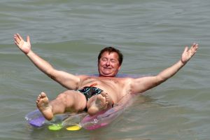 29-07-2007 SHOWBIZZ; JAN KEIZER MET FAMILIE OP VAKANTIE IN ITALIE. Na een zeer drukke periode van de vele afscheidsconcerten op diverse lokaties in Nederland en het afsluiten van de 40 jarige carriere van BZN was het tijd voor een vakantie van Jan Keizer samen met een aantal familieleden aan het prachtige Gardameer in Italie. Prive was er bij en genoot samen met de Keizers van de gezellige sfeer aan de rand van het Garda meer.
foto: Albert den Iseger.