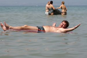 29-07-2007 SHOWBIZZ; JAN KEIZER MET FAMILIE OP VAKANTIE IN ITALIE. Na een zeer drukke periode van de vele afscheidsconcerten op diverse lokaties in Nederland en het afsluiten van de 40 jarige carriere van BZN was het tijd voor een vakantie van Jan Keizer samen met een aantal familieleden aan het prachtige Gardameer in Italie. Prive was er bij en genoot samen met de Keizers van de gezellige sfeer aan de rand van het Garda meer.
foto: Albert den Iseger.