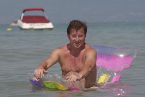 29-07-2007 SHOWBIZZ; JAN KEIZER MET FAMILIE OP VAKANTIE IN ITALIE. Na een zeer drukke periode van de vele afscheidsconcerten op diverse lokaties in Nederland en het afsluiten van de 40 jarige carriere van BZN was het tijd voor een vakantie van Jan Keizer samen met een aantal familieleden aan het prachtige Gardameer in Italie. Prive was er bij en genoot samen met de Keizers van de gezellige sfeer aan de rand van het Garda meer.
foto: Albert den Iseger.