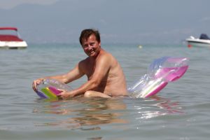 29-07-2007 SHOWBIZZ; JAN KEIZER MET FAMILIE OP VAKANTIE IN ITALIE. Na een zeer drukke periode van de vele afscheidsconcerten op diverse lokaties in Nederland en het afsluiten van de 40 jarige carriere van BZN was het tijd voor een vakantie van Jan Keizer samen met een aantal familieleden aan het prachtige Gardameer in Italie. Prive was er bij en genoot samen met de Keizers van de gezellige sfeer aan de rand van het Garda meer.
foto: Albert den Iseger.
