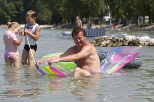 29-07-2007 SHOWBIZZ; JAN KEIZER MET FAMILIE OP VAKANTIE IN ITALIE. Na een zeer drukke periode van de vele afscheidsconcerten op diverse lokaties in Nederland en het afsluiten van de 40 jarige carriere van BZN was het tijd voor een vakantie van Jan Keizer samen met een aantal familieleden aan het prachtige Gardameer in Italie. Prive was er bij en genoot samen met de Keizers van de gezellige sfeer aan de rand van het Garda meer.
foto: Albert den Iseger.