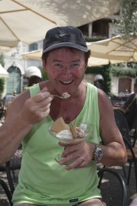 29-07-2007 SHOWBIZZ; JAN KEIZER MET FAMILIE OP VAKANTIE IN ITALIE. Na een zeer drukke periode van de vele afscheidsconcerten op diverse lokaties in Nederland en het afsluiten van de 40 jarige carriere van BZN was het tijd voor een vakantie van Jan Keizer samen met een aantal familieleden aan het prachtige Gardameer in Italie. Prive was er bij en genoot samen met de Keizers van de gezellige sfeer aan de rand van het Garda meer.
foto: Albert den Iseger.