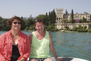29-07-2007 SHOWBIZZ; JAN KEIZER MET FAMILIE OP VAKANTIE IN ITALIE. Na een zeer drukke periode van de vele afscheidsconcerten op diverse lokaties in Nederland en het afsluiten van de 40 jarige carriere van BZN was het tijd voor een vakantie van Jan Keizer samen met een aantal familieleden aan het prachtige Gardameer in Italie. Prive was er bij en genoot samen met de Keizers van de gezellige sfeer aan de rand van het Garda meer.
foto: Albert den Iseger.