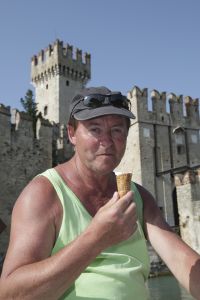 29-07-2007 SHOWBIZZ; JAN KEIZER MET FAMILIE OP VAKANTIE IN ITALIE. Na een zeer drukke periode van de vele afscheidsconcerten op diverse lokaties in Nederland en het afsluiten van de 40 jarige carriere van BZN was het tijd voor een vakantie van Jan Keizer samen met een aantal familieleden aan het prachtige Gardameer in Italie. Prive was er bij en genoot samen met de Keizers van de gezellige sfeer aan de rand van het Garda meer.
foto: Albert den Iseger.