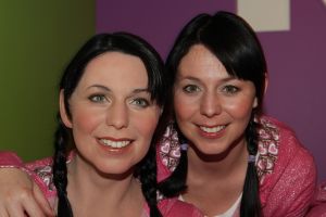 15-07-2007 SHOWBIZZ; DE BELGISCHE MEIDENGROEP K3 IS K6 GEWORDEN. Er zijn nu 6 dames die behoren tot de populaire groep K3. Een is constant te zien in Madame Tussaud te Amsterdam en de echte K3 zijn regelmatig te zien op diverse lokaties is Nederland en Belgie. Kristel, Karen en Kathleen van K3 schrokken van hun evenbeeld toen ze voor het eerste hun wassen beelden zagen in Amsterdam, ogengelovelijk echt en bijna om bang van te worden zei Karen geschrokken toen zij haar beeld onthulde.
foto: Albert den Iseger.