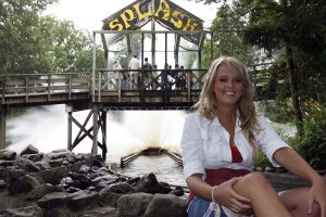 29-07-2007 SHOWBIZZ; MONIQUE SMIT NOG EVEN NAAR DUINREL VOORDAT DE VAKANTIE IN SPANJE BEGINT. Monique gaat met 12 vriendinnen heerlijk Salou voor 14 dagen lang op zijn kop zetten. We hebben 2 appartementen gehuurd en dragen bijna alllemaal de zelfde maat kleding dus kunnen wel lekker veel kleding onderling wisselen.
foto: Albert den Iseger.