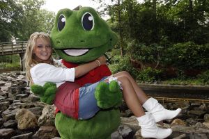 29-07-2007 SHOWBIZZ; MONIQUE SMIT NOG EVEN NAAR DUINREL VOORDAT DE VAKANTIE IN SPANJE BEGINT. Monique gaat met 12 vriendinnen heerlijk Salou voor 14 dagen lang op zijn kop zetten. We hebben 2 appartementen gehuurd en dragen bijna alllemaal de zelfde maat kleding dus kunnen wel lekker veel kleding onderling wisselen.
foto: Albert den Iseger.