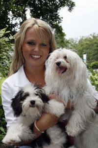 29-07-2007 SHOWBIZZ; MONIQUE SMIT NOG EVEN NAAR DUINREL VOORDAT DE VAKANTIE IN SPANJE BEGINT. Monique gaat met 12 vriendinnen heerlijk Salou voor 14 dagen lang op zijn kop zetten. We hebben 2 appartementen gehuurd en dragen bijna alllemaal de zelfde maat kleding dus kunnen wel lekker veel kleding onderling wisselen.
foto: Albert den Iseger.