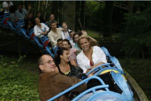 29-07-2007 SHOWBIZZ; MONIQUE SMIT NOG EVEN NAAR DUINREL VOORDAT DE VAKANTIE IN SPANJE BEGINT. Monique gaat met 12 vriendinnen heerlijk Salou voor 14 dagen lang op zijn kop zetten. We hebben 2 appartementen gehuurd en dragen bijna alllemaal de zelfde maat kleding dus kunnen wel lekker veel kleding onderling wisselen.
foto: Albert den Iseger.