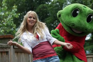29-07-2007 SHOWBIZZ; MONIQUE SMIT NOG EVEN NAAR DUINREL VOORDAT DE VAKANTIE IN SPANJE BEGINT. Monique gaat met 12 vriendinnen heerlijk Salou voor 14 dagen lang op zijn kop zetten. We hebben 2 appartementen gehuurd en dragen bijna alllemaal de zelfde maat kleding dus kunnen wel lekker veel kleding onderling wisselen.
foto: Albert den Iseger.