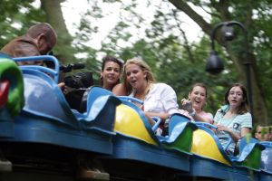 29-07-2007 SHOWBIZZ; MONIQUE SMIT NOG EVEN NAAR DUINREL VOORDAT DE VAKANTIE IN SPANJE BEGINT. Monique gaat met 12 vriendinnen heerlijk Salou voor 14 dagen lang op zijn kop zetten. We hebben 2 appartementen gehuurd en dragen bijna alllemaal de zelfde maat kleding dus kunnen wel lekker veel kleding onderling wisselen.
foto: Albert den Iseger.