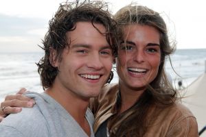 06-07-2007 SHOWBIZZ: SASCHA VISSER IS WEER TERUG BIJ OUDE LIEFDE AIMEE WENTGES. Sascha die op het ogenblik succes heeft met zijn cd single  IK WIL MET JE MEE  is terug bij zijn vorige liefde Aimee zo verklaarde hij op het strand van Bergen aan zee. Sacha was op het strand van Bergen aan zee met Aimee voor de opname van het Tros Muziekfeest programma. Het paar zag er stralend en weer gelukkig uit.
foto: Albert den Iseger.