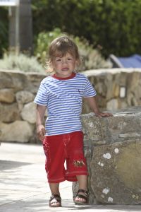 10-07-2008 SHOWBIZZ; SYLVIE - RAFAEL EN DAMIAN VAN DER VAART VIEREN HEERLIJK VAKANTIE IN SPANJE. Het is zon en geluk voor familie van der Vaart op hun vakantie in Spanje. Sylvie en Rafael genieten elke minuut van elkaar en van hun zoon Damian. Na een zeer druk seizoen voor hun beide hebben ze eindelijk weer tijd voor elkaar. Lekker op het strand wandelen en af en toe een balletje trappen met Damian. Het is alleen jammer dat ik maar 18 dagen vakantie heb dit jaar zei Rafael want voor dat je het weet sta ik weer op het veld en dan is het weer over met de pret.
Exclusieve foto: Albert den Iseger.