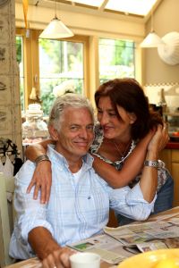 26-07-2008 SHOWBIZZ: BEN EN CARLA CRAMER GENIETEN VAN HUN HEERLIJKE HUIS EN TUIN IN PRACHTIG BAARN.
foto: Albert den Iseger.