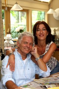26-07-2008 SHOWBIZZ: BEN EN CARLA CRAMER GENIETEN VAN HUN HEERLIJKE HUIS EN TUIN IN PRACHTIG BAARN.
foto: Albert den Iseger.
