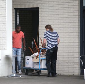 15-07-2008 SHOWBIZZ; BRYAN ROY EN NADA GAAN SCHEIDEN. Hun scheidingsdrama had ik echt in beeld deze week. Bryan hielp de verhuizers met het naar binnen brengen van enkele schilderrijen en kleine meubels. Het is over en voorbij tussen Nada en Bryan. Na veertien jaar lief en leed is er voor beide nu even een periode van enkel leed. Lees het verhaal deze week in uw weekblad Prive.
Foto: Albert den Iseger.