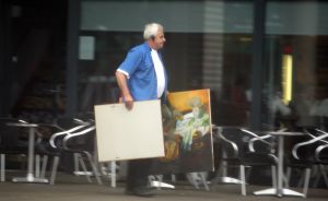15-07-2008 SHOWBIZZ; BRYAN ROY EN NADA GAAN SCHEIDEN. Hun scheidingsdrama had ik echt in beeld deze week. Bryan hielp de verhuizers met het naar binnen brengen van enkele schilderrijen en kleine meubels. Het is over en voorbij tussen Nada en Bryan. Na veertien jaar lief en leed is er voor beide nu even een periode van enkel leed. Lees het verhaal deze week in uw weekblad Prive.
Foto: Albert den Iseger.