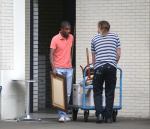 15-07-2008 SHOWBIZZ; BRYAN ROY EN NADA GAAN SCHEIDEN. Hun scheidingsdrama had ik echt in beeld deze week. Bryan hielp de verhuizers met het naar binnen brengen van enkele schilderrijen en kleine meubels. Het is over en voorbij tussen Nada en Bryan. Na veertien jaar lief en leed is er voor beide nu even een periode van enkel leed. Lees het verhaal deze week in uw weekblad Prive.
Foto: Albert den Iseger.
