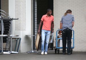 15-07-2008 SHOWBIZZ; BRYAN ROY EN NADA GAAN SCHEIDEN. Hun scheidingsdrama had ik echt in beeld deze week. Bryan hielp de verhuizers met het naar binnen brengen van enkele schilderrijen en kleine meubels. Het is over en voorbij tussen Nada en Bryan. Na veertien jaar lief en leed is er voor beide nu even een periode van enkel leed. Lees het verhaal deze week in uw weekblad Prive.
Foto: Albert den Iseger.
