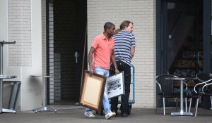 15-07-2008 SHOWBIZZ; BRYAN ROY EN NADA GAAN SCHEIDEN. Hun scheidingsdrama had ik echt in beeld deze week. Bryan hielp de verhuizers met het naar binnen brengen van enkele schilderrijen en kleine meubels. Het is over en voorbij tussen Nada en Bryan. Na veertien jaar lief en leed is er voor beide nu even een periode van enkel leed. Lees het verhaal deze week in uw weekblad Prive.
Foto: Albert den Iseger.