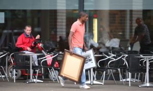 15-07-2008 SHOWBIZZ; BRYAN ROY EN NADA GAAN SCHEIDEN. Hun scheidingsdrama had ik echt in beeld deze week. Bryan hielp de verhuizers met het naar binnen brengen van enkele schilderrijen en kleine meubels. Het is over en voorbij tussen Nada en Bryan. Na veertien jaar lief en leed is er voor beide nu even een periode van enkel leed. Lees het verhaal deze week in uw weekblad Prive.
Foto: Albert den Iseger.
