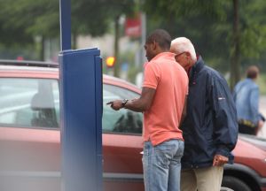 15-07-2008 SHOWBIZZ; BRYAN ROY EN NADA GAAN SCHEIDEN. Hun scheidingsdrama had ik echt in beeld deze week. Bryan hielp de verhuizers met het naar binnen brengen van enkele schilderrijen en kleine meubels. Het is over en voorbij tussen Nada en Bryan. Na veertien jaar lief en leed is er voor beide nu even een periode van enkel leed. Lees het verhaal deze week in uw weekblad Prive.
Foto: Albert den Iseger.
