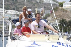 31-07-2008 SHOWBIZZ; DE BAUERS OP VAKANTIE OP DE CANARISCHE EILANDEN. Heerlijk uitrusten van een bijzonder druk jaar in Nederland en Belgie. Frans en Mariska Bauer zijn heerlijk met hun kinderen aan het vakantie vieren. Ze hebben samen ook nog een grote droom vertelden zij ons,  een dochter zou ons gezin wel heel compleet maken. Wij namen de gehele familie mee om een dagje te vissen op Tonijn en Bleu Merlijn, het werd uiteindelijk toch Tonijnen die wij vingen. Deze week het hele verhaal en prachtige sfeer fotos in uw weekblad Prive.
foto: Albert den Iseger.
