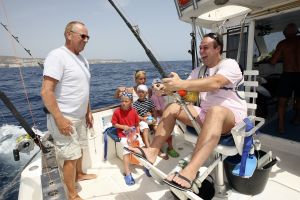 31-07-2008 SHOWBIZZ; DE BAUERS OP VAKANTIE OP DE CANARISCHE EILANDEN. Heerlijk uitrusten van een bijzonder druk jaar in Nederland en Belgie. Frans en Mariska Bauer zijn heerlijk met hun kinderen aan het vakantie vieren. Ze hebben samen ook nog een grote droom vertelden zij ons,  een dochter zou ons gezin wel heel compleet maken. Wij namen de gehele familie mee om een dagje te vissen op Tonijn en Bleu Merlijn, het werd uiteindelijk toch Tonijnen die wij vingen. Deze week het hele verhaal en prachtige sfeer fotos in uw weekblad Prive.
foto: Albert den Iseger.