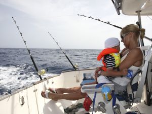 31-07-2008 SHOWBIZZ; DE BAUERS OP VAKANTIE OP DE CANARISCHE EILANDEN. Heerlijk uitrusten van een bijzonder druk jaar in Nederland en Belgie. Frans en Mariska Bauer zijn heerlijk met hun kinderen aan het vakantie vieren. Ze hebben samen ook nog een grote droom vertelden zij ons,  een dochter zou ons gezin wel heel compleet maken. Wij namen de gehele familie mee om een dagje te vissen op Tonijn en Bleu Merlijn, het werd uiteindelijk toch Tonijnen die wij vingen. Deze week het hele verhaal en prachtige sfeer fotos in uw weekblad Prive.
foto: Albert den Iseger.