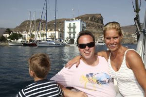 31-07-2008 SHOWBIZZ; DE BAUERS OP VAKANTIE OP DE CANARISCHE EILANDEN. Heerlijk uitrusten van een bijzonder druk jaar in Nederland en Belgie. Frans en Mariska Bauer zijn heerlijk met hun kinderen aan het vakantie vieren. Ze hebben samen ook nog een grote droom vertelden zij ons,  een dochter zou ons gezin wel heel compleet maken. Wij namen de gehele familie mee om een dagje te vissen op Tonijn en Bleu Merlijn, het werd uiteindelijk toch Tonijnen die wij vingen. Deze week het hele verhaal en prachtige sfeer fotos in uw weekblad Prive.
foto: Albert den Iseger.