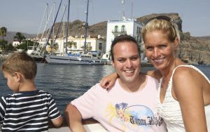 31-07-2008 SHOWBIZZ; DE BAUERS OP VAKANTIE OP DE CANARISCHE EILANDEN. Heerlijk uitrusten van een bijzonder druk jaar in Nederland en Belgie. Frans en Mariska Bauer zijn heerlijk met hun kinderen aan het vakantie vieren. Ze hebben samen ook nog een grote droom vertelden zij ons,  een dochter zou ons gezin wel heel compleet maken. Wij namen de gehele familie mee om een dagje te vissen op Tonijn en Bleu Merlijn, het werd uiteindelijk toch Tonijnen die wij vingen. Deze week het hele verhaal en prachtige sfeer fotos in uw weekblad Prive.
foto: Albert den Iseger.