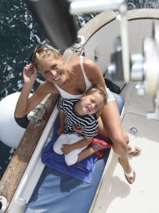 31-07-2008 SHOWBIZZ; DE BAUERS OP VAKANTIE OP DE CANARISCHE EILANDEN. Heerlijk uitrusten van een bijzonder druk jaar in Nederland en Belgie. Frans en Mariska Bauer zijn heerlijk met hun kinderen aan het vakantie vieren. Ze hebben samen ook nog een grote droom vertelden zij ons,  een dochter zou ons gezin wel heel compleet maken. Wij namen de gehele familie mee om een dagje te vissen op Tonijn en Bleu Merlijn, het werd uiteindelijk toch Tonijnen die wij vingen. Deze week het hele verhaal en prachtige sfeer fotos in uw weekblad Prive.
foto: Albert den Iseger.