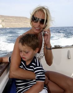 31-07-2008 SHOWBIZZ; DE BAUERS OP VAKANTIE OP DE CANARISCHE EILANDEN. Heerlijk uitrusten van een bijzonder druk jaar in Nederland en Belgie. Frans en Mariska Bauer zijn heerlijk met hun kinderen aan het vakantie vieren. Ze hebben samen ook nog een grote droom vertelden zij ons,  een dochter zou ons gezin wel heel compleet maken. Wij namen de gehele familie mee om een dagje te vissen op Tonijn en Bleu Merlijn, het werd uiteindelijk toch Tonijnen die wij vingen. Deze week het hele verhaal en prachtige sfeer fotos in uw weekblad Prive.
foto: Albert den Iseger.
