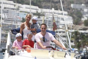 31-07-2008 SHOWBIZZ; DE BAUERS OP VAKANTIE OP DE CANARISCHE EILANDEN. Heerlijk uitrusten van een bijzonder druk jaar in Nederland en Belgie. Frans en Mariska Bauer zijn heerlijk met hun kinderen aan het vakantie vieren. Ze hebben samen ook nog een grote droom vertelden zij ons,  een dochter zou ons gezin wel heel compleet maken. Wij namen de gehele familie mee om een dagje te vissen op Tonijn en Bleu Merlijn, het werd uiteindelijk toch Tonijnen die wij vingen. Deze week het hele verhaal en prachtige sfeer fotos in uw weekblad Prive.
foto: Albert den Iseger.