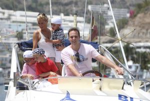 31-07-2008 SHOWBIZZ; DE BAUERS OP VAKANTIE OP DE CANARISCHE EILANDEN. Heerlijk uitrusten van een bijzonder druk jaar in Nederland en Belgie. Frans en Mariska Bauer zijn heerlijk met hun kinderen aan het vakantie vieren. Ze hebben samen ook nog een grote droom vertelden zij ons,  een dochter zou ons gezin wel heel compleet maken. Wij namen de gehele familie mee om een dagje te vissen op Tonijn en Bleu Merlijn, het werd uiteindelijk toch Tonijnen die wij vingen. Deze week het hele verhaal en prachtige sfeer fotos in uw weekblad Prive.
foto: Albert den Iseger.