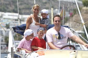 31-07-2008 SHOWBIZZ; DE BAUERS OP VAKANTIE OP DE CANARISCHE EILANDEN. Heerlijk uitrusten van een bijzonder druk jaar in Nederland en Belgie. Frans en Mariska Bauer zijn heerlijk met hun kinderen aan het vakantie vieren. Ze hebben samen ook nog een grote droom vertelden zij ons,  een dochter zou ons gezin wel heel compleet maken. Wij namen de gehele familie mee om een dagje te vissen op Tonijn en Bleu Merlijn, het werd uiteindelijk toch Tonijnen die wij vingen. Deze week het hele verhaal en prachtige sfeer fotos in uw weekblad Prive.
foto: Albert den Iseger.