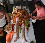 09-07-2008 SHOWBIZZ; GORDON VIERT 40 JARIGE VERJAARDAG OP HET STRAND VAN BLOEMENDAAL. Iedereen hield zich aan de opgelegde dresscode IBIZA STIJL. Meer dan 500 vrienden van Gordon waren naar het regenachtige strand gekomen om samen met vele BNers het verjaardags fuifje van Gordon te vieren. Het werd een knalfeest met tal van optredens en vooral veel drank.
foto: Albert den Iseger.