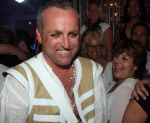 09-07-2008 SHOWBIZZ; GORDON VIERT 40 JARIGE VERJAARDAG OP HET STRAND VAN BLOEMENDAAL. Iedereen hield zich aan de opgelegde dresscode IBIZA STIJL. Meer dan 500 vrienden van Gordon waren naar het regenachtige strand gekomen om samen met vele BNers het verjaardags fuifje van Gordon te vieren. Het werd een knalfeest met tal van optredens en vooral veel drank.
foto: Albert den Iseger.