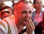 09-07-2008 SHOWBIZZ; GORDON VIERT 40 JARIGE VERJAARDAG OP HET STRAND VAN BLOEMENDAAL. Iedereen hield zich aan de opgelegde dresscode IBIZA STIJL. Meer dan 500 vrienden van Gordon waren naar het regenachtige strand gekomen om samen met vele BNers het verjaardags fuifje van Gordon te vieren. Het werd een knalfeest met tal van optredens en vooral veel drank.
foto: Albert den Iseger.