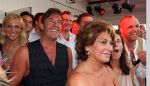 09-07-2008 SHOWBIZZ; GORDON VIERT 40 JARIGE VERJAARDAG OP HET STRAND VAN BLOEMENDAAL. Iedereen hield zich aan de opgelegde dresscode IBIZA STIJL. Meer dan 500 vrienden van Gordon waren naar het regenachtige strand gekomen om samen met vele BNers het verjaardags fuifje van Gordon te vieren. Het werd een knalfeest met tal van optredens en vooral veel drank.
foto: Albert den Iseger.