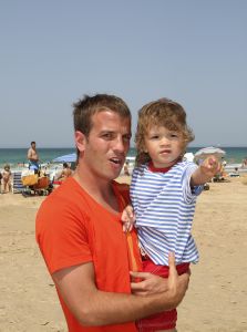 10-07-2008 SHOWBIZZ; SYLVIE - RAFAEL EN DAMIAN VAN DER VAART VIEREN HEERLIJK VAKANTIE IN SPANJE. Het is zon en geluk voor familie van der Vaart op hun vakantie in Spanje. Sylvie en Rafael genieten elke minuut van elkaar en van hun zoon Damian. Na een zeer druk seizoen voor hun beide hebben ze eindelijk weer tijd voor elkaar. Lekker op het strand wandelen en af en toe een balletje trappen met Damian. Het is alleen jammer dat ik maar 18 dagen vakantie heb dit jaar zei Rafael want voor dat je het weet sta ik weer op het veld en dan is het weer over met de pret.
Exclusieve foto: Albert den Iseger.