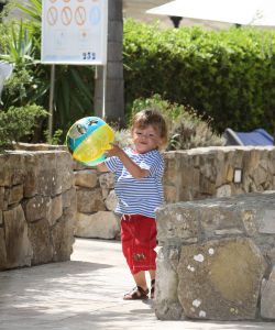 10-07-2008 SHOWBIZZ; SYLVIE - RAFAEL EN DAMIAN VAN DER VAART VIEREN HEERLIJK VAKANTIE IN SPANJE. Het is zon en geluk voor familie van der Vaart op hun vakantie in Spanje. Sylvie en Rafael genieten elke minuut van elkaar en van hun zoon Damian. Na een zeer druk seizoen voor hun beide hebben ze eindelijk weer tijd voor elkaar. Lekker op het strand wandelen en af en toe een balletje trappen met Damian. Het is alleen jammer dat ik maar 18 dagen vakantie heb dit jaar zei Rafael want voor dat je het weet sta ik weer op het veld en dan is het weer over met de pret.
Exclusieve foto: Albert den Iseger.