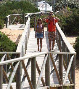10-07-2008 SHOWBIZZ; SYLVIE - RAFAEL EN DAMIAN VAN DER VAART VIEREN HEERLIJK VAKANTIE IN SPANJE. Het is zon en geluk voor familie van der Vaart op hun vakantie in Spanje. Sylvie en Rafael genieten elke minuut van elkaar en van hun zoon Damian. Na een zeer druk seizoen voor hun beide hebben ze eindelijk weer tijd voor elkaar. Lekker op het strand wandelen en af en toe een balletje trappen met Damian. Het is alleen jammer dat ik maar 18 dagen vakantie heb dit jaar zei Rafael want voor dat je het weet sta ik weer op het veld en dan is het weer over met de pret.
Exclusieve foto: Albert den Iseger.